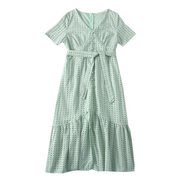 Moodne naiste kleit lühikeste varrukatega, spits dekoltee ja vööga