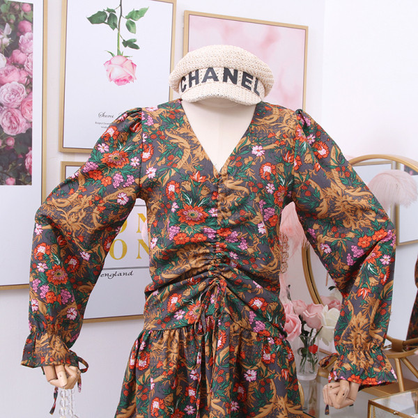 Színes női ruha spitz nyakkivágással és hosszú ujjal