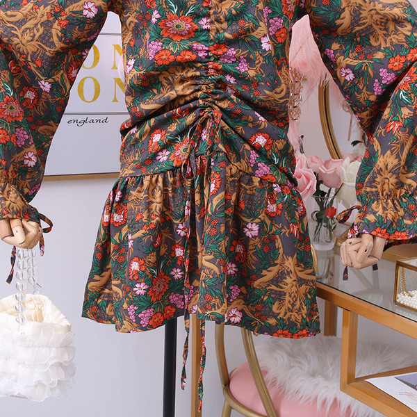 Színes női ruha spitz nyakkivágással és hosszú ujjal