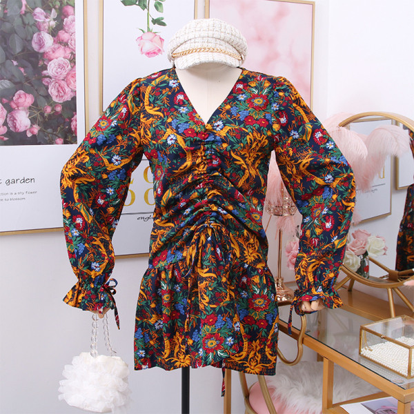 Színes női ruha spitz nyakkivágással és hosszú ujjal