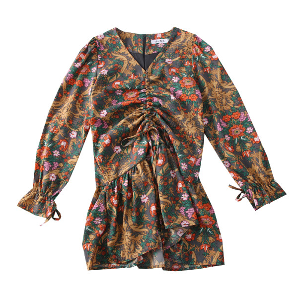 Színes női ruha spitz nyakkivágással és hosszú ujjal