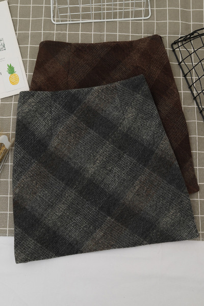 Kockás női szoknya magas derékkal, A-vonallal