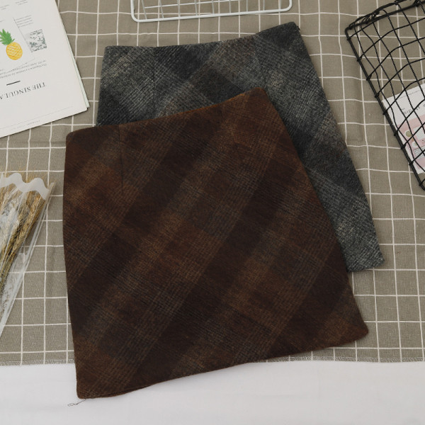 Kockás női szoknya magas derékkal, A-vonallal