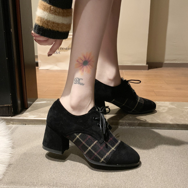 Női kockás cipő vastag sarkú hegyes modellel öko velúrból