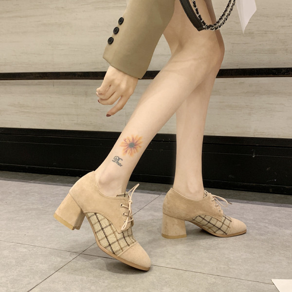 Női kockás cipő vastag sarkú hegyes modellel öko velúrból