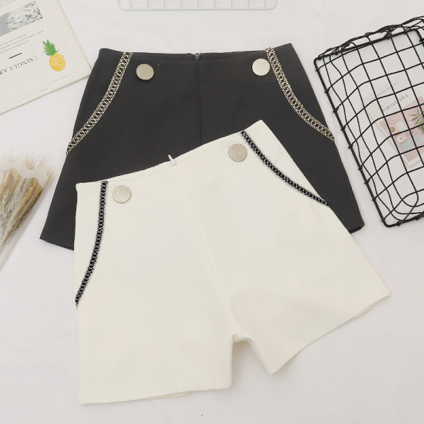 Női rövidnadrág széles modell magas derékkal és gombokkal