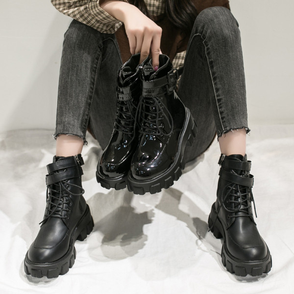 HIT Modern női téli csizma fűzővel és durva talppal, fekete színben - két modell