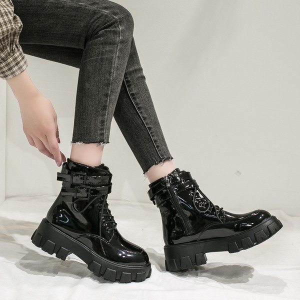 HIT Modern női téli csizma fűzővel és durva talppal, fekete színben - két modell