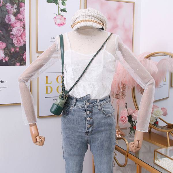 Női blúz ovális nyakkivágással, bársony és tüll ujjakkal