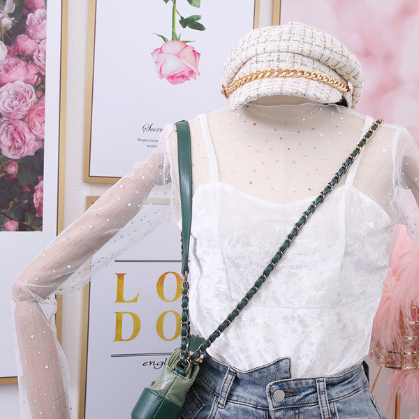 Női blúz ovális nyakkivágással, bársony és tüll ujjakkal