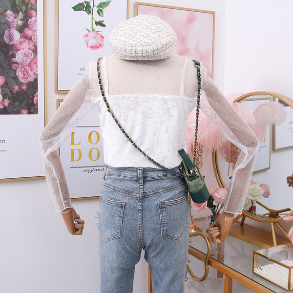 Női blúz ovális nyakkivágással, bársony és tüll ujjakkal