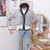 Модерна дамска жилетка с копчета и шпиц деколте