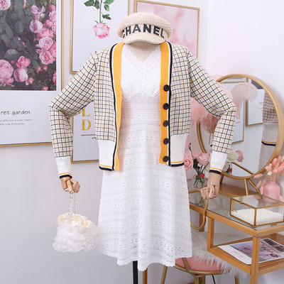 Модерна дамска жилетка с копчета и шпиц деколте