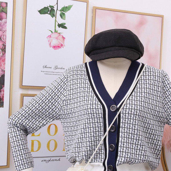 Модерна дамска жилетка с копчета и шпиц деколте