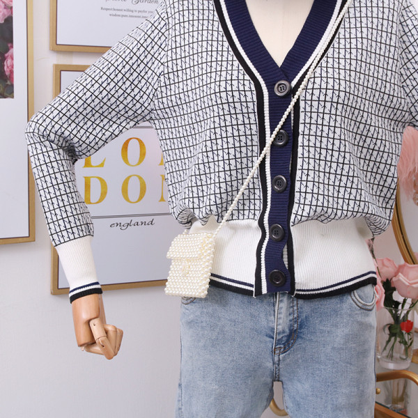 Модерна дамска жилетка с копчета и шпиц деколте