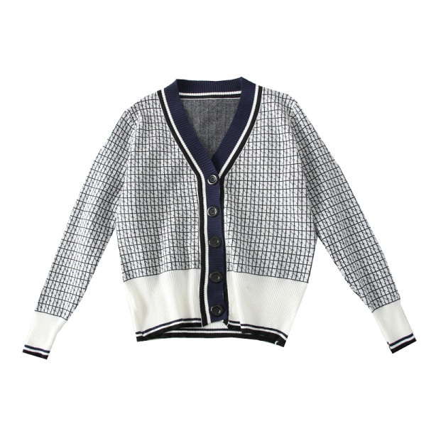 Модерна дамска жилетка с копчета и шпиц деколте