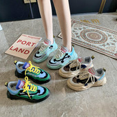 Sportos-alkalmi női tornacipő színes fűzőkkel, őszre illően