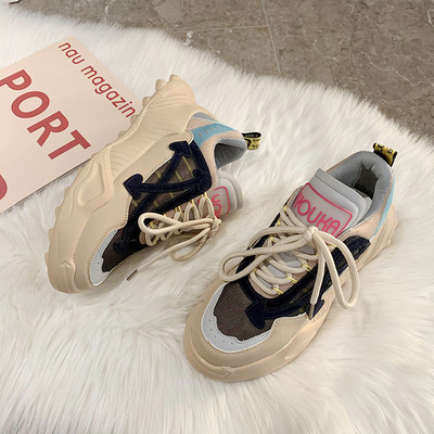 Sportos-alkalmi női tornacipő színes fűzőkkel, őszre illően