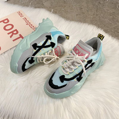 Sportos-alkalmi női tornacipő színes fűzőkkel, őszre illően