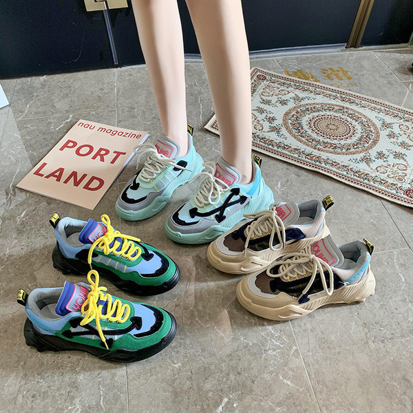 Sportos-alkalmi női tornacipő színes fűzőkkel, őszre illően