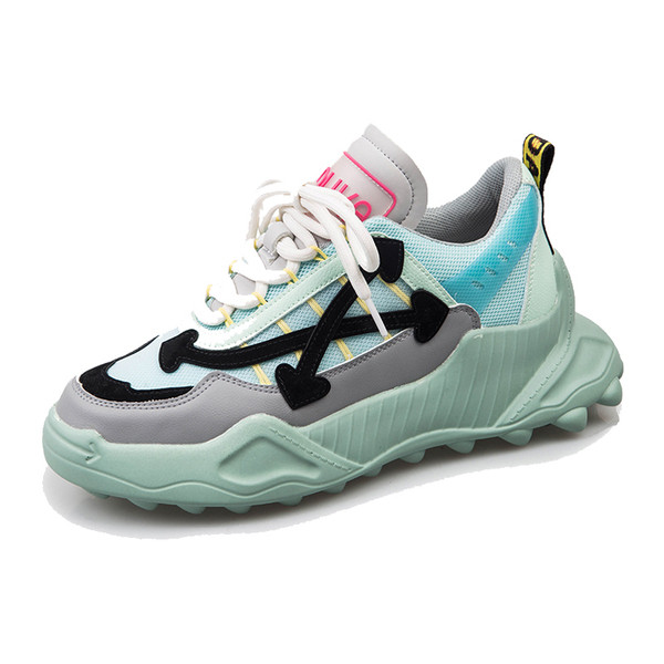 Sportos-alkalmi női tornacipő színes fűzőkkel, őszre illően