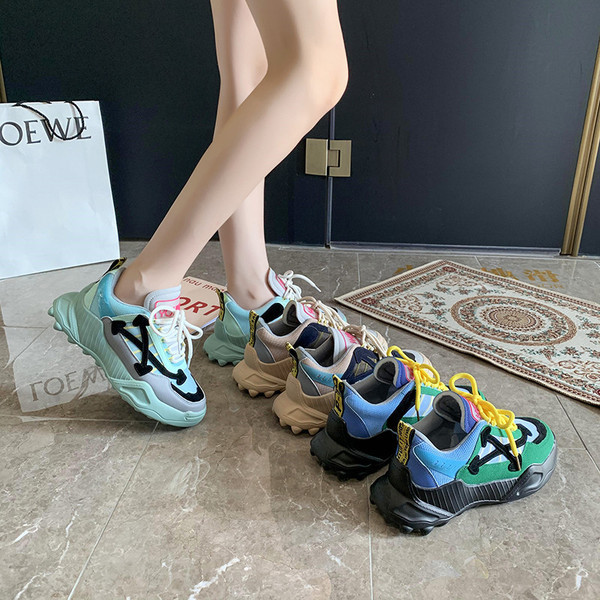 Sportos-alkalmi női tornacipő színes fűzőkkel, őszre illően