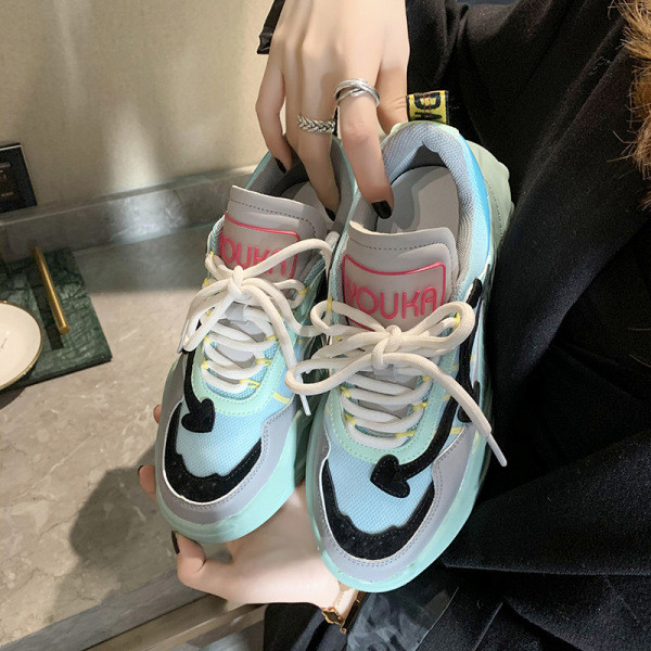 Sportos-alkalmi női tornacipő színes fűzőkkel, őszre illően