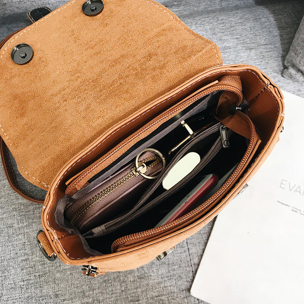 Eko bőrből készült, fém elemekkel ellátott, kis hétköznapi női hátizsák