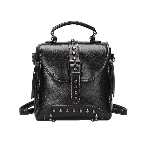 Eko bőrből készült, fém elemekkel ellátott, kis hétköznapi női hátizsák