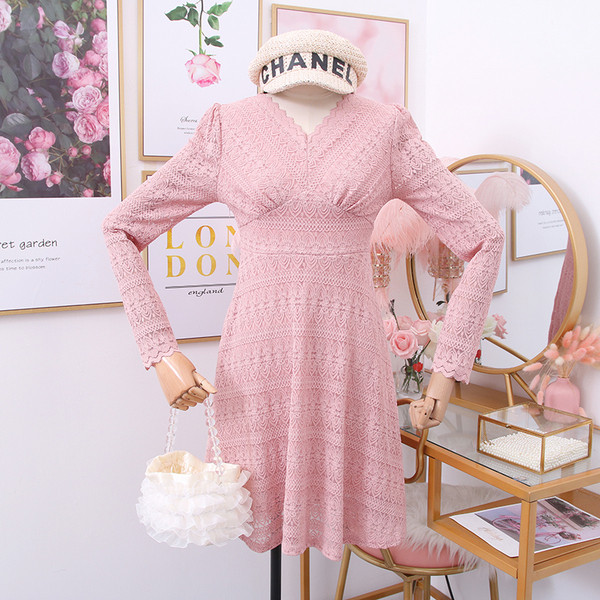 Modern női csipke ruha - kivágott modell spitz nyakkivágással és hosszú ujjakkal