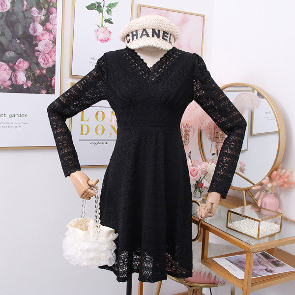 Modern női csipke ruha - kivágott modell spitz nyakkivágással és hosszú ujjakkal