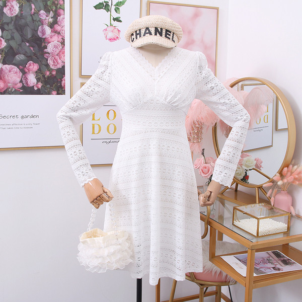 Modern női csipke ruha - kivágott modell spitz nyakkivágással és hosszú ujjakkal