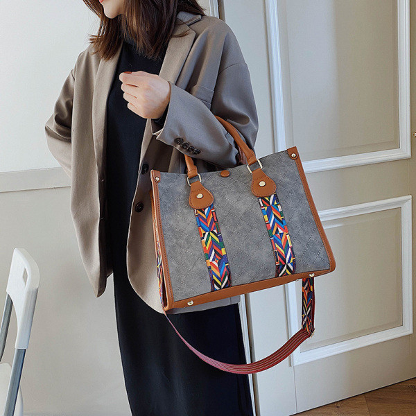 Ежедневна дамска чанта с цветни елементи, къса и дълга дръжка