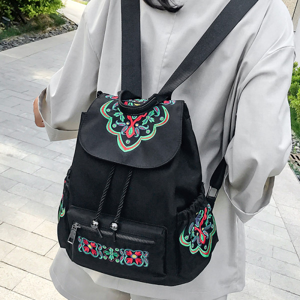 Női alkalmi hátizsák elülső zsebbel és színes hímzéssel