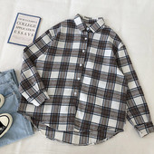 Klassikalise krae ja pikkade varrukatega ruuduline naiste särk