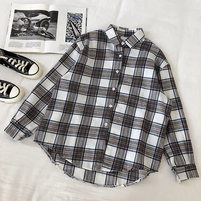 Klassikalise krae ja pikkade varrukatega ruuduline naiste särk