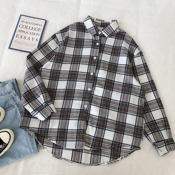 Klassikalise krae ja pikkade varrukatega ruuduline naiste särk