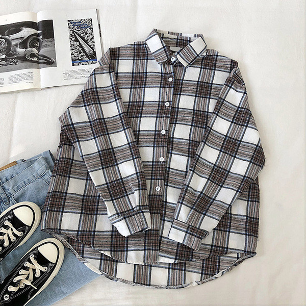 Klassikalise krae ja pikkade varrukatega ruuduline naiste särk