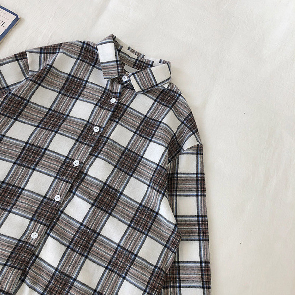 Klassikalise krae ja pikkade varrukatega ruuduline naiste särk