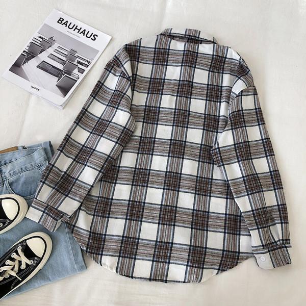 Klassikalise krae ja pikkade varrukatega ruuduline naiste särk