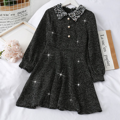 Μοντέρνο γυναικείο φόρεμα με κλασικό γιακά και πούλιες σε μαύρο χρώμα