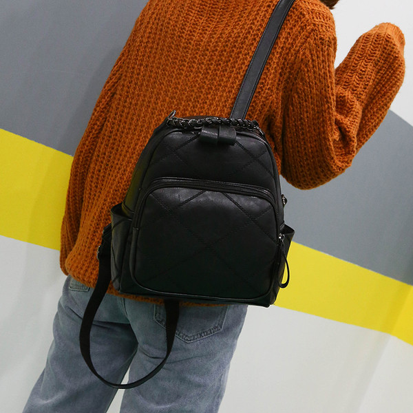 Öko bőrből készült mindennapi női hátizsák elülső zsebbel és fém fogantyúval