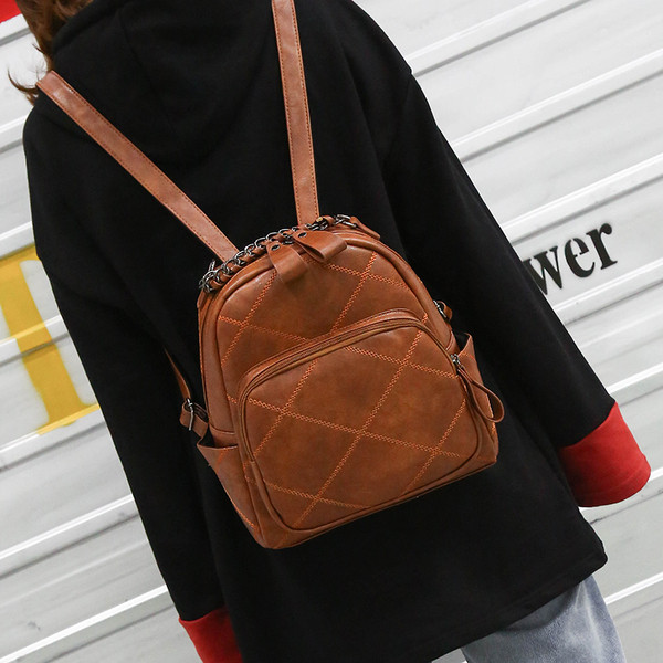 Öko bőrből készült mindennapi női hátizsák elülső zsebbel és fém fogantyúval