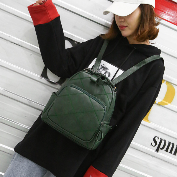 Öko bőrből készült mindennapi női hátizsák elülső zsebbel és fém fogantyúval