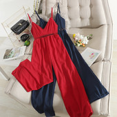 Stiilne naiste kombinesooni lai mudel peenikeste rihmade ja vöökohal väljalõigetega