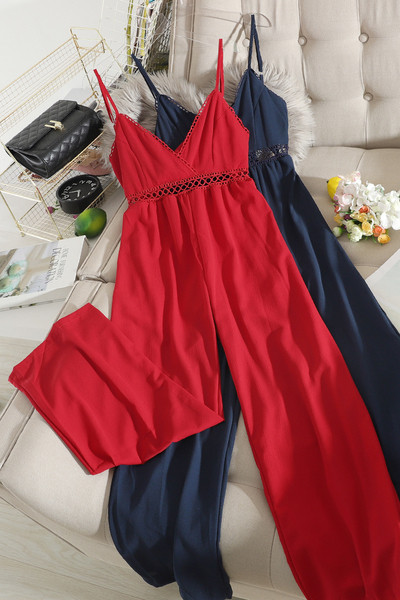 Stiilne naiste kombinesooni lai mudel peenikeste rihmade ja vöökohal väljalõigetega