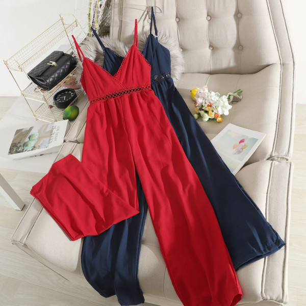 Stiilne naiste kombinesooni lai mudel peenikeste rihmade ja vöökohal väljalõigetega