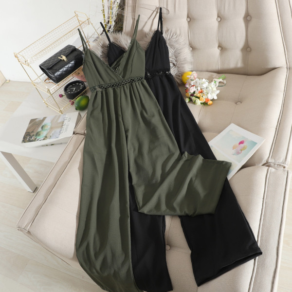 Stiilne naiste kombinesooni lai mudel peenikeste rihmade ja vöökohal väljalõigetega