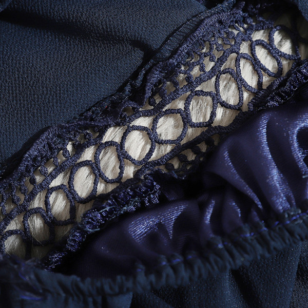 Stiilne naiste kombinesooni lai mudel peenikeste rihmade ja vöökohal väljalõigetega