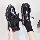 Γυαλιστερά έκο δερμάτινα γυναικεία παπούτσια σε  μαύρο χρώμα για το φθινοπώρο